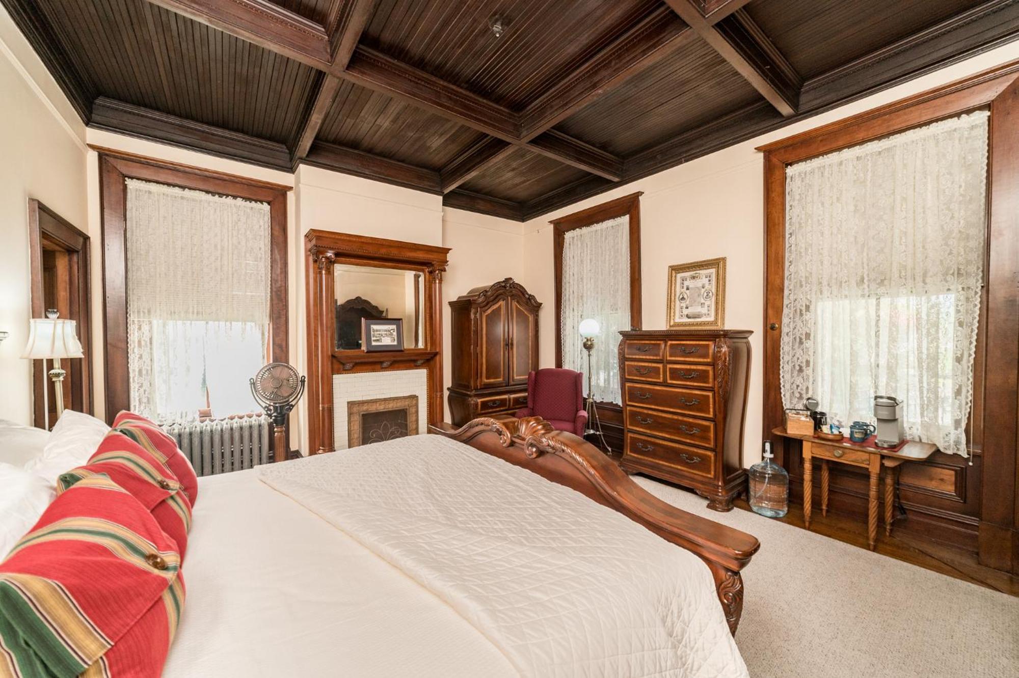 Отель One Of These Nights - King Sized Bed - Sleeps 2 Линчберг Экстерьер фото